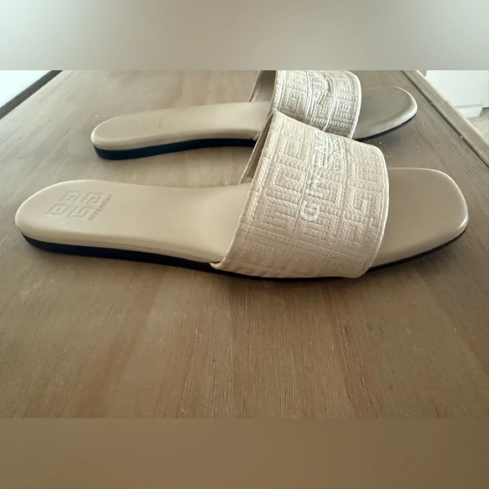 Givenchy Neutral Beige Embossed Logo Slide Sandals - Picture 5 of 9